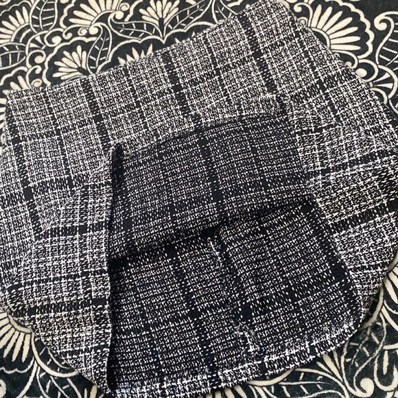 Medium black and white tweed like mini skirt - Picture 4 of 14